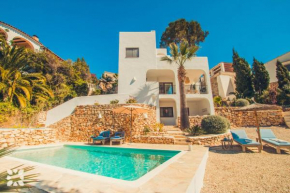 Villa La Quinta Blanca by Abahana Villas